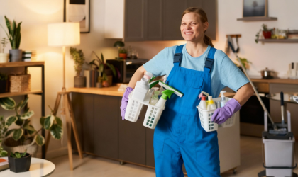 Cleaner Dallas professional cleaner carrying cleaning supply baskets in residential home